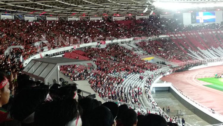 Kemeriahan suporter Timnas saat menyanyikan lagu Indonesia Raya di Stadion Utama GBK. Copyright: INDOSPORT