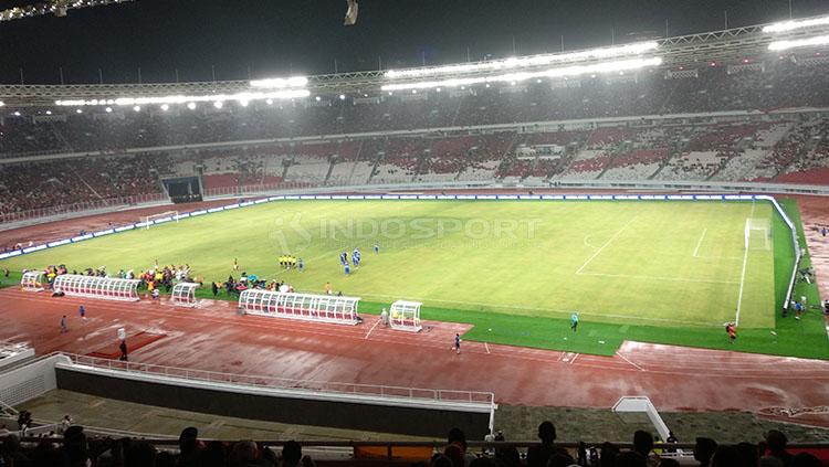 Kemeriahan suporter Timnas saat menyanyikan lagu Indonesia Raya di Stadion Utama GBK. - INDOSPORT