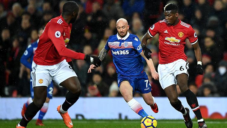 Paul Pogba, sedang menggiring bola menembus lini tengah Stoke City Copyright: INDOSPORT