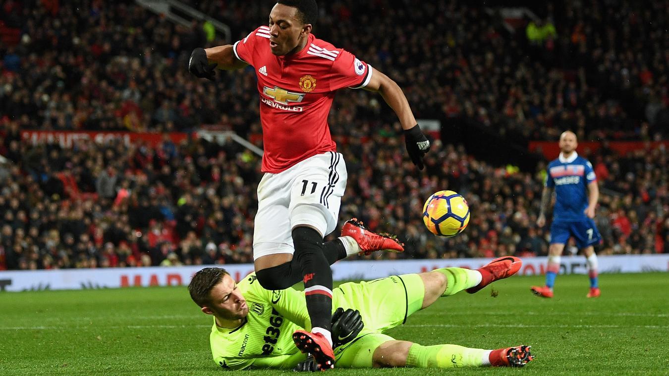 Jack Butland saat menghalau upaya Martial di pertandingan pekan ke-23 EP:.