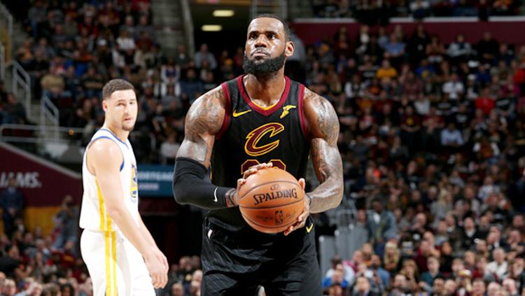 LeBron James saat akan memasukan bola ke net Golden State Warriors. Copyright: INDOSPORT