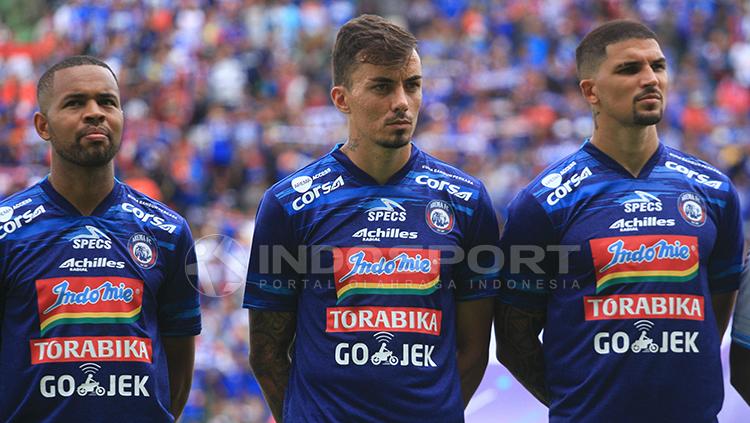 Trio Brasil, Thiago Furtuoso, Rodrigo Ost dan Arthur Cunha dengan Jersey yang sudah terpajang sponsor saat melawan Barito Putera. Copyright: Ian Setiawan/INDOSPORT