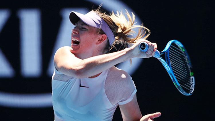 Maria Sharapova mengembalikan bola kepada lawan di ajang Australia Open 2018.