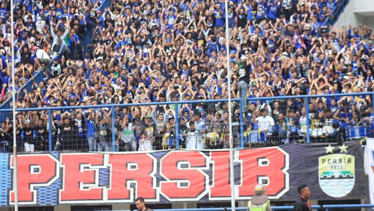 Bobotoh saat menyanyikan lagu yel yel Persib Bandung.