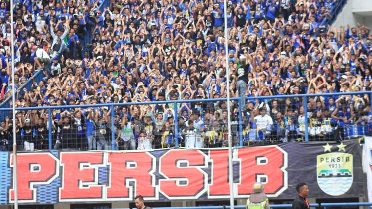 Bobotoh saat menyanyikan lagu yel yel Persib Bandung. Copyright: Arif Rahman/INDOSPORT