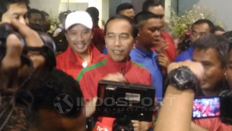Joko Widodo setelah meresmikan turnamen laga Piala Presiden 2018 di Bandung. Copyright: Zainal Hasan/INDOSPORT