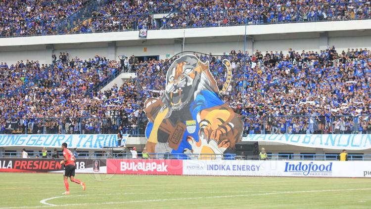 Koreografi dari Bobotoh pada laga pembukaan Piala Presiden 2018. Copyright: Arif Rahman/INDOSPORT