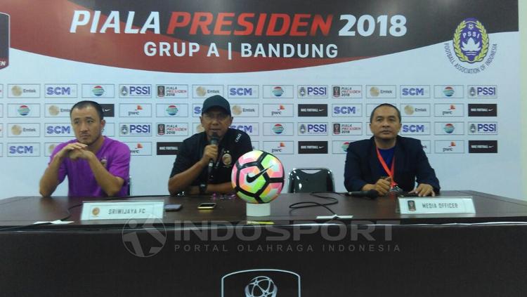 Sriwijaya FC dalam jumpa pers usai pertandingan. Copyright: Arif Rahman/INDOSPORT