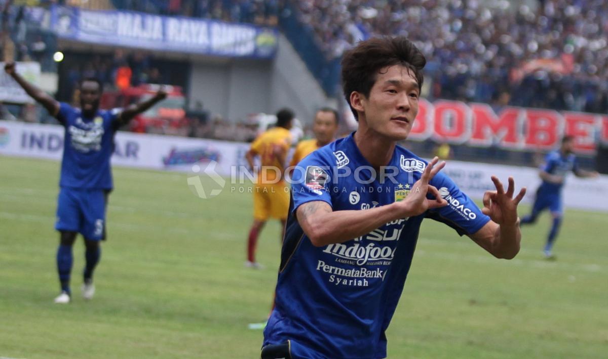 Oh In-Kyun merayakan gol setelah berhasil membobol gawang Sriwijaya FC pada menit ke-55. Herry Ibrahim