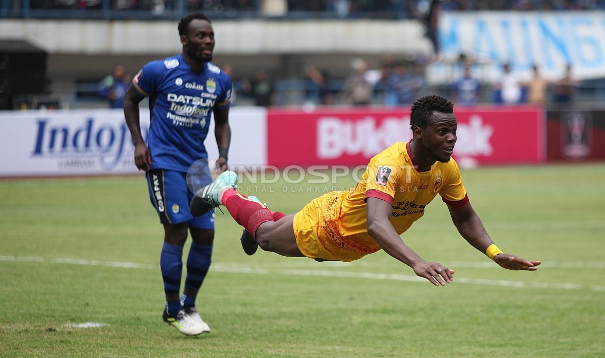 Mamadou NDiaye tampak berusaha menghalau bola pada laga pembuka Piala Presiden 2018.