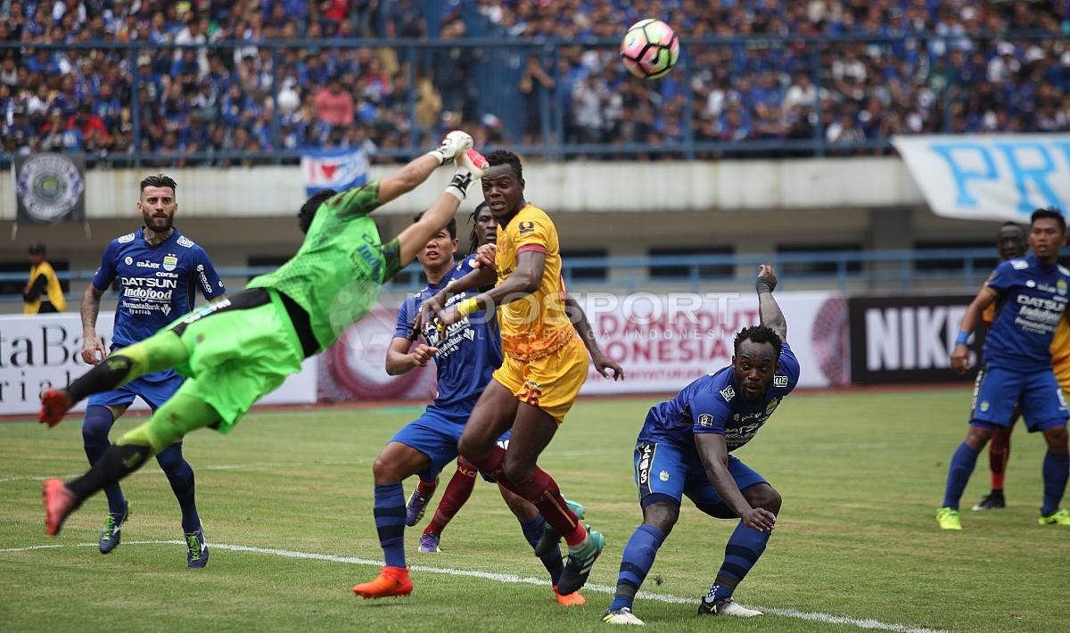 Para pemain Persib Bandung kawal Mamadou NDiaye yang hampir menceploskan bola ke gawang mereka. Herry Ibrahim