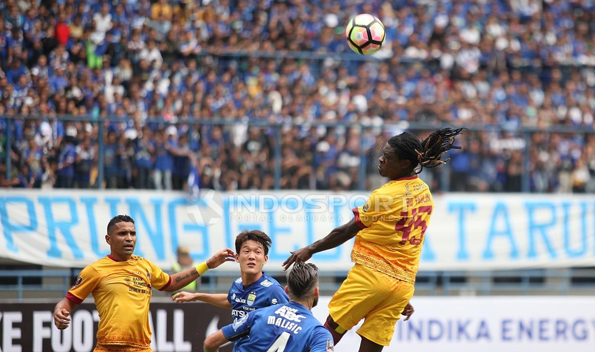 Duel udara pemain Persib Bandung melawan Sriwijaya FC. Herry Ibrahim