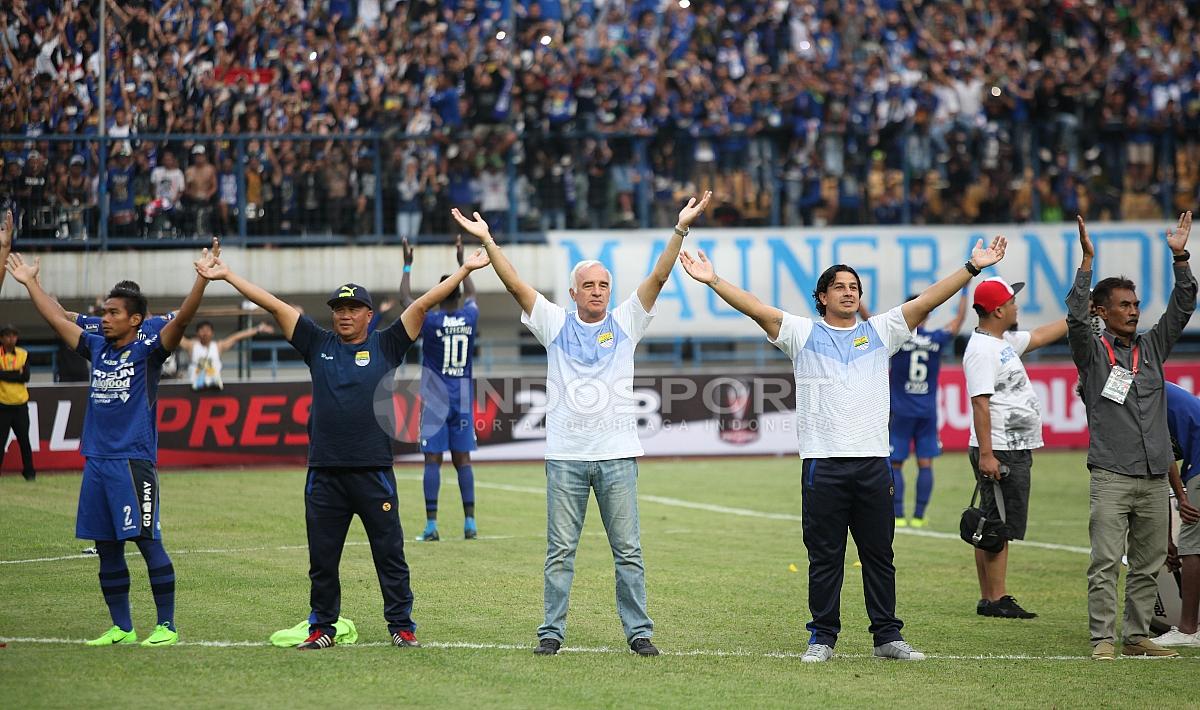 Roberto Carlos Mario Gomez dan jajarannya setelah berhasil menang atas Sriwijaya FC dengan skor 1-0. - INDOSPORT