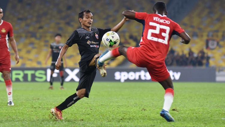 Riko Simanjuntak saat tampil membela Persija melawan Kelantan FA.