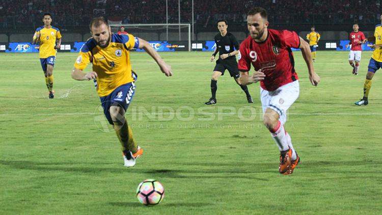 Ilija Spasojevic saat terjun membela Bali United di Kualifikasi Liga Champions 2018. Copyright: Rudi Merta/INDOSPORT