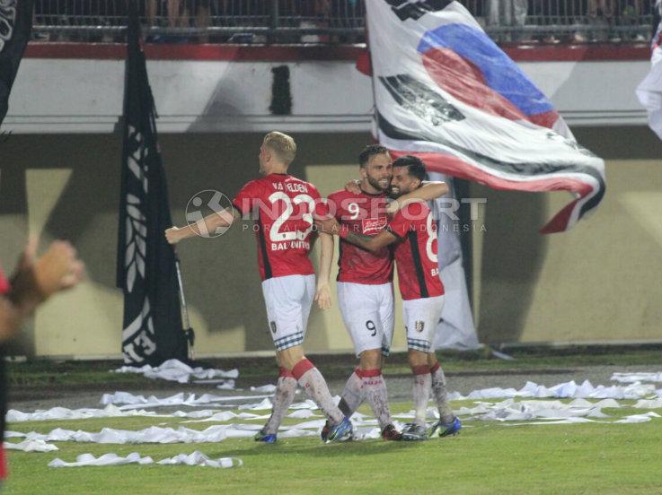 Selebrasi pemain Bali United saat melawan Tampines. Copyright: INDOSPORT/Rudi Merta