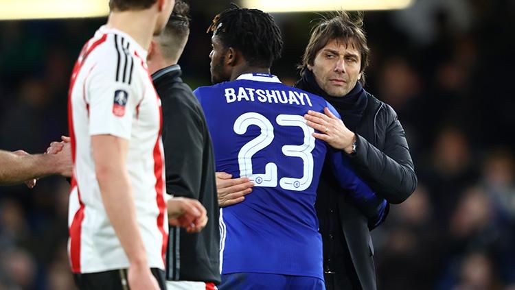 Antonio Conte dan Michy Batshuayi selebrasi bersama Copyright: INDOSPORT