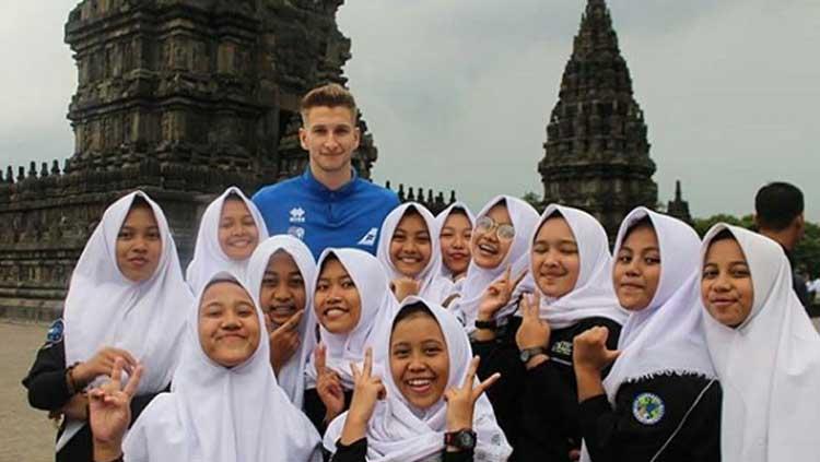 Kiper Timnas Islandia bersama siswi SMK di Yogyakarta - INDOSPORT