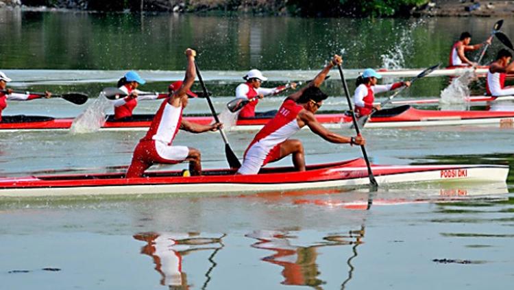 Atlet dayung DKI Jakarta saat melakukan sesi latihan di Danau Sunter, Jakarta Utara. Copyright: tempo.co