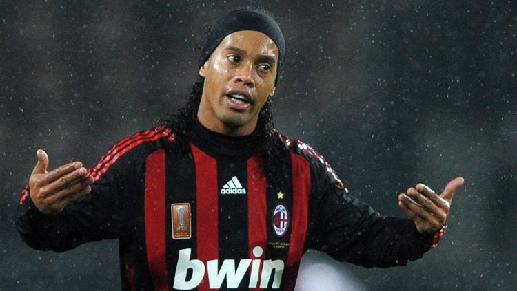 Ronaldinho saat berseragam AC Milan. Copyright: INDOSPORT