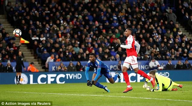 Kelechi Iheanacho saat cetak gol dibantu VAR. Copyright: Daily Mail