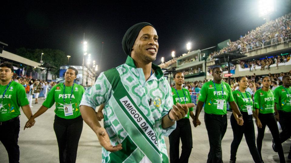 Ronaldinho dalam sebuah acara karnaval di Brasil. Copyright: INDOSPORT