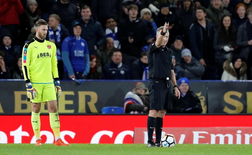 Wasit Jonathan Moss mengesahkan gol Kelechi Iheanacho. Copyright: Internet