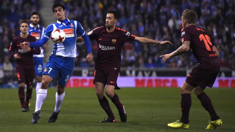 Sergio Busquets berusaha merebut bola dari penyerang Espanyol, Gerard Moreno Copyright: INDOSPORT