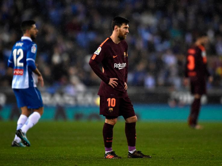 Lionel Messi tertunduk lesu saat kalah dari Espanyol Copyright: INDOSPORT