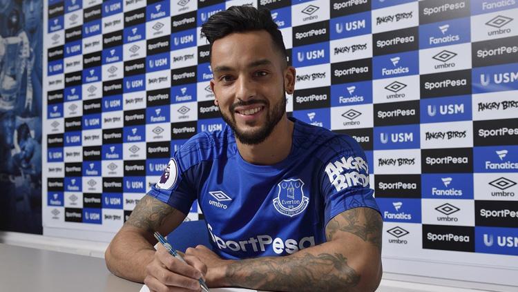 Theo Walcott menadatangi kontrak bersama Everton. Copyright: INDOSPORT