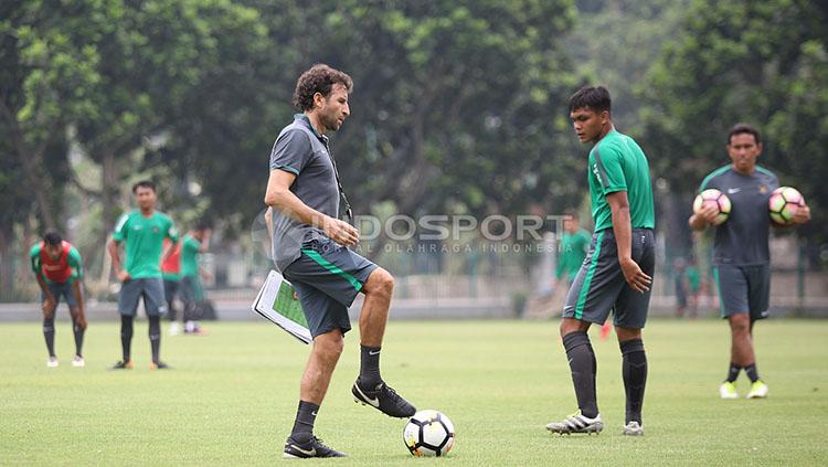 Pelatih Luis Milla memperagakan contoh kepada para pemainnya. Copyright: Herry Ibrahim/INDOSPORT