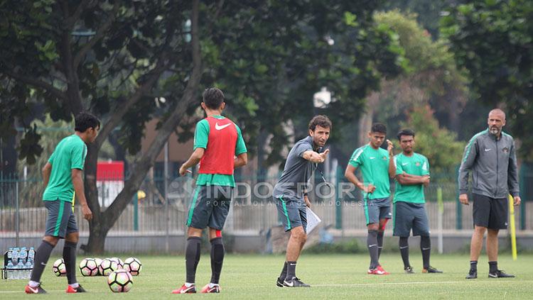 Pelatih Luis Milla memberi arahan kepada para pemainnya. Copyright: Herry Ibrahim/INDOSPORT