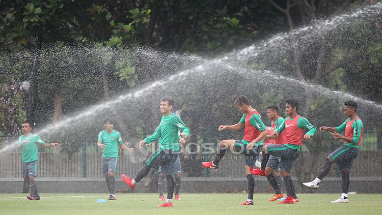 Para pemain Timnas U-23 melakukan pemanasan sebelum melakukan latihan. Copyright: Herry Ibrahim/INDOSPORT