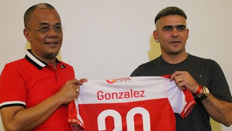 Cristian Gonzales saat diperkenalkan Madura United kepada awak media. Copyright: maduraunited.fc