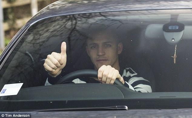 Sanchez meninggalkan tempat latihan Arsenal. Copyright: -