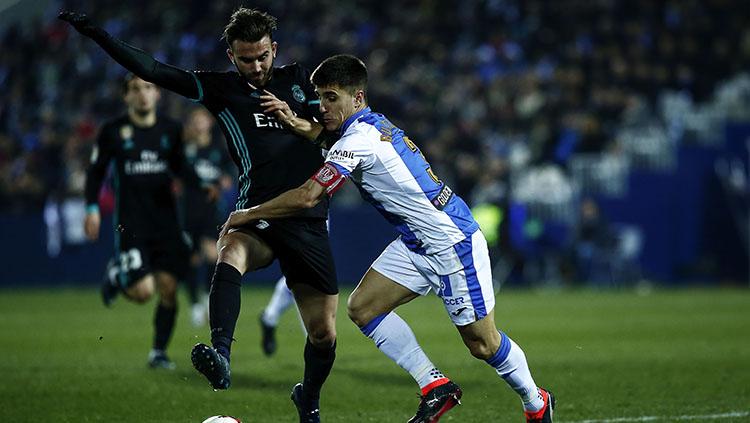 Borja Mayoral berusaha merebut bola