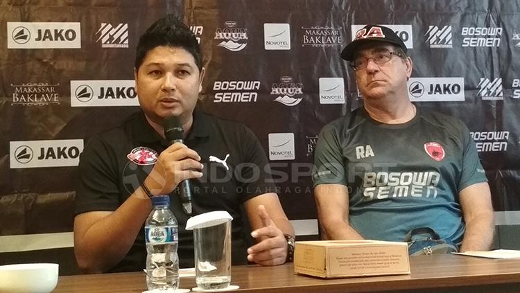 Pelatih PSM Makassar, Robert Rene Alberts dan pelatih Home United, Aidil Sharin. Copyright: Muhammad Nur Basri/INDOSPORT