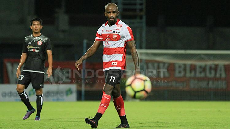 Greg Nwokolo saat melawan Persija Jakarta. Copyright: Ian Setiawan/INDOSPORT