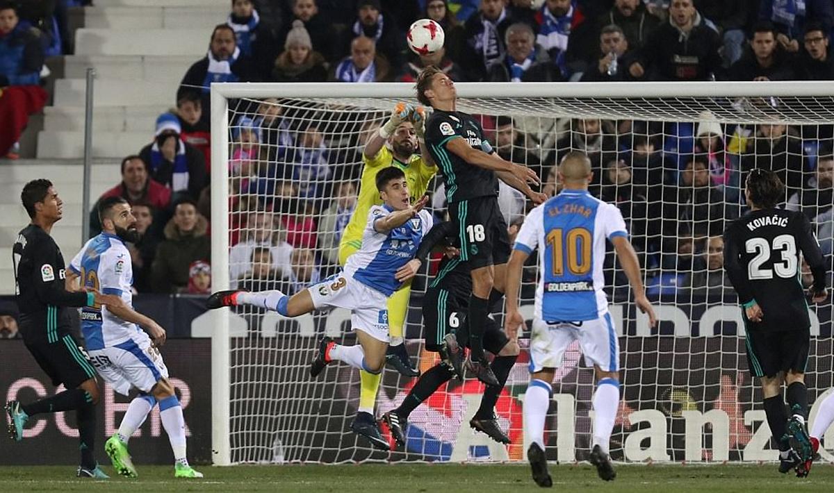 Duel udara para pemain Real Madrid melawan Leganes pada leg pertama babak perempatfinal Copa del Rey.