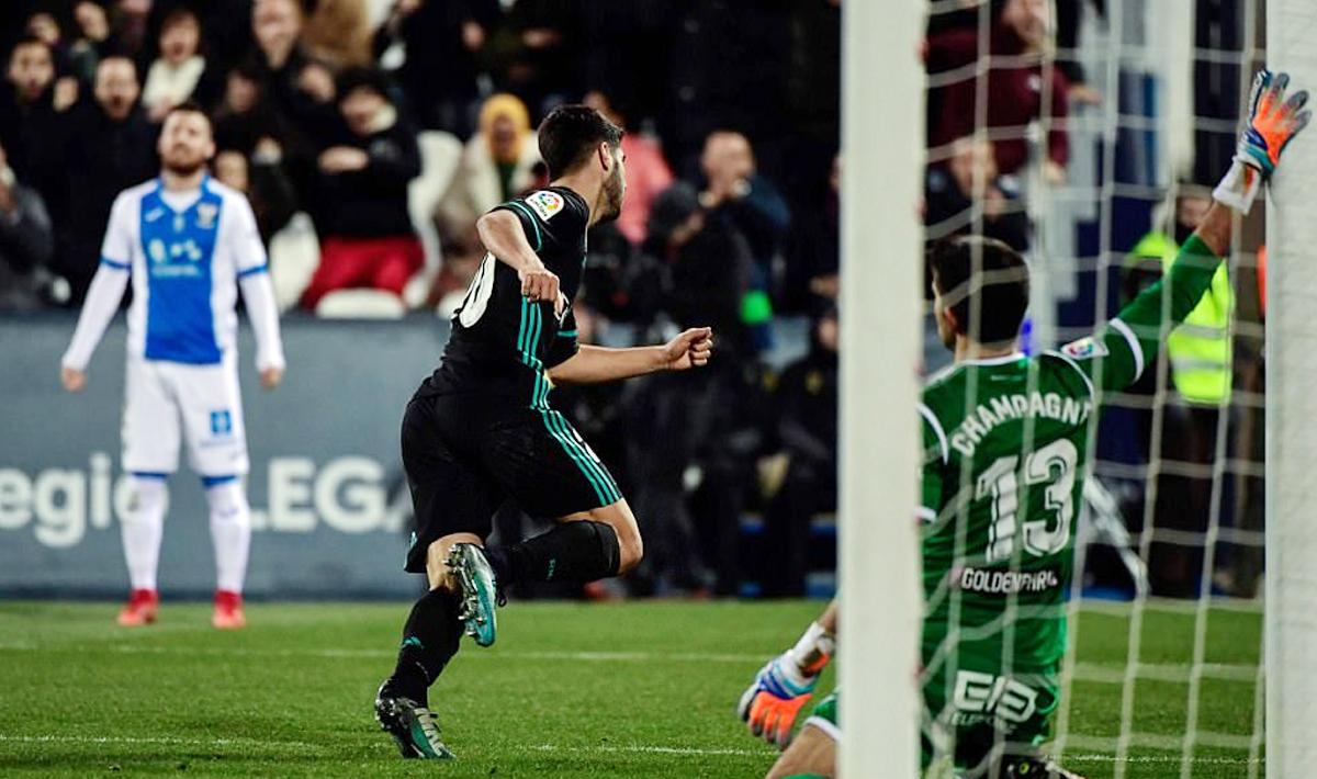 Marco Asensio berlari untuk melakukan selebrasi.