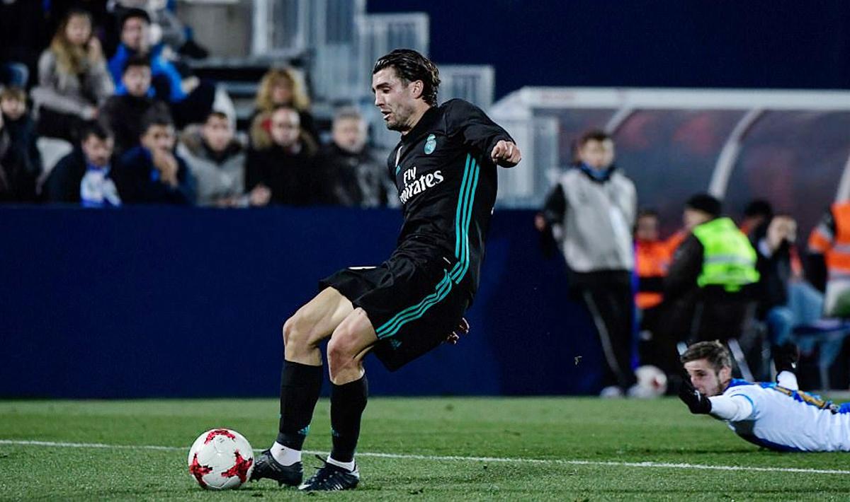 Mateo Kovacic saat mengeksekusi bola ke arah gawang Leganes.