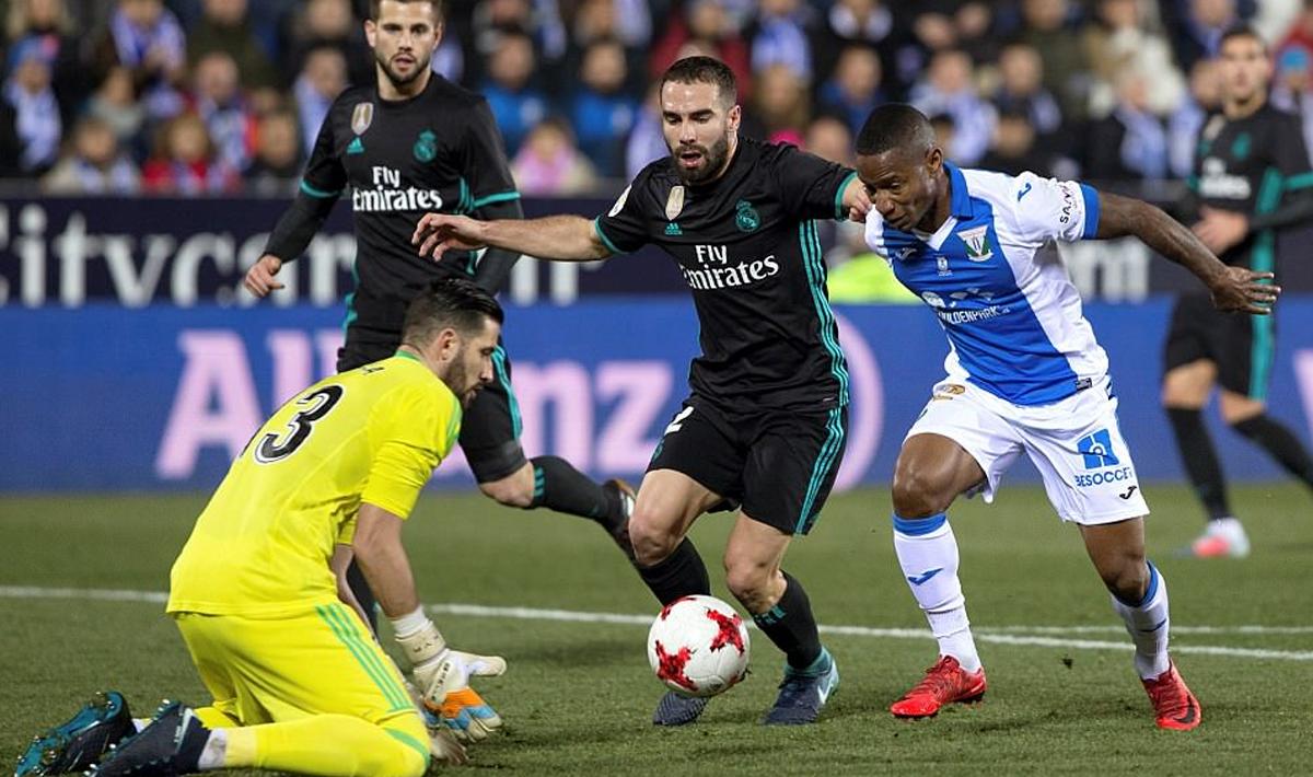 Pemain Leganes, Claudio Beauvue berusaha menerobos perlawanan dari pemain Real Madrid.