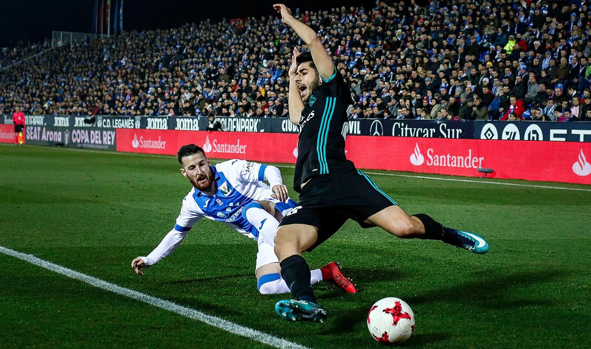 Roberto Roman Triguero alias Tito tampak menjegal Marco Asensio dengan keras.