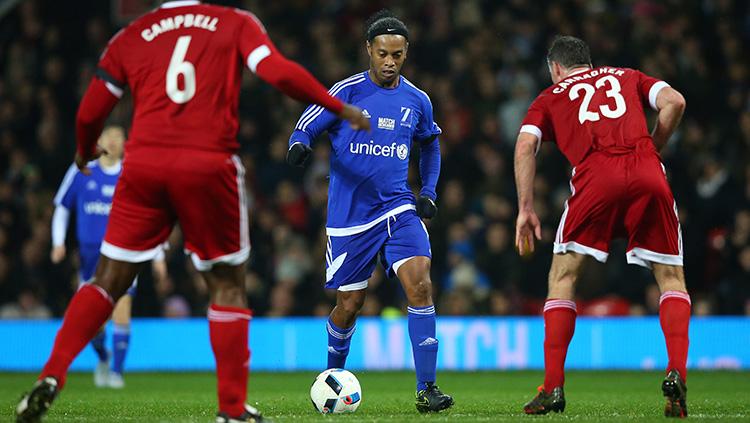 Ronaldinho saat bermain di laga amal. Copyright: INDOSPORT