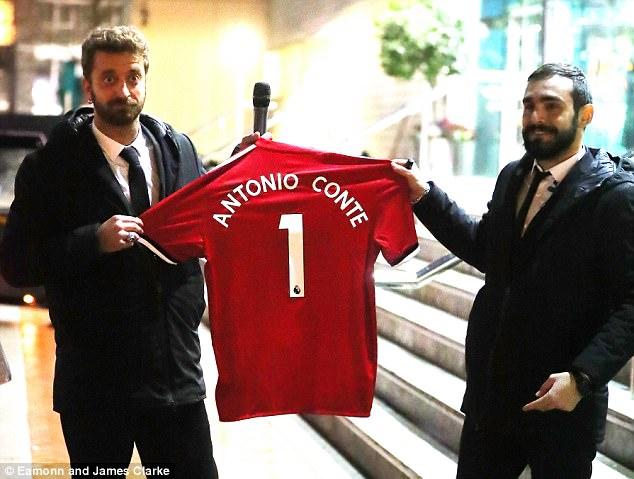 Jersey MU bertuliskan Antonio Conte. Copyright: Internet