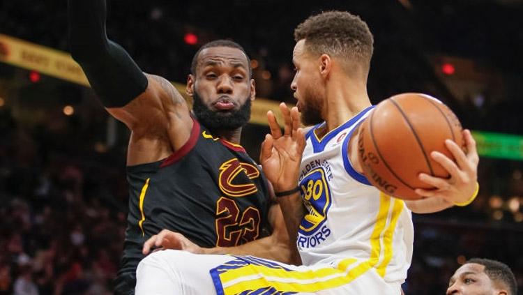 Duel antara Stephen Curry melawan LeBron James. Copyright: INDOSPORT