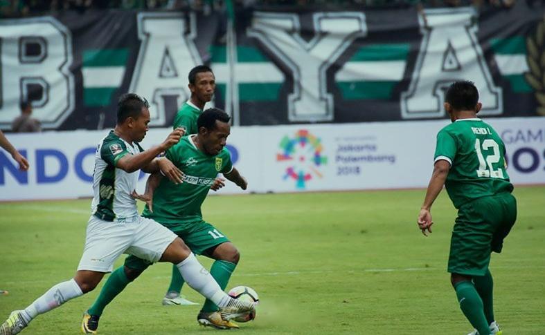 Situasi pertandinagan Persebaya vs PS TNI. Copyright: Persebaya