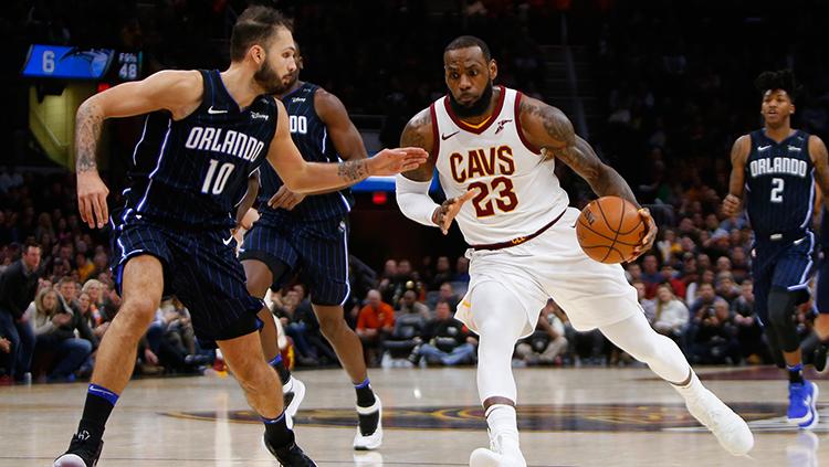 Evan Fournier kawal ketat LeBron James yang sedang membawa bola. Copyright: INDOSPORT