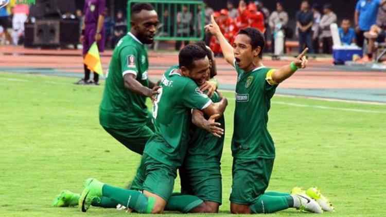 Selebrasi para pemain Persebaya Surabaya. Copyright: emosijiwaku.com