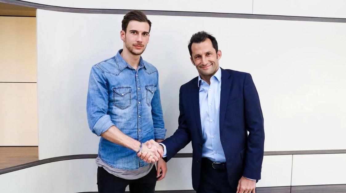 Goretzka bersama direktur olahraga Bayern, Hasan Salihamidzic. Copyright: Internet